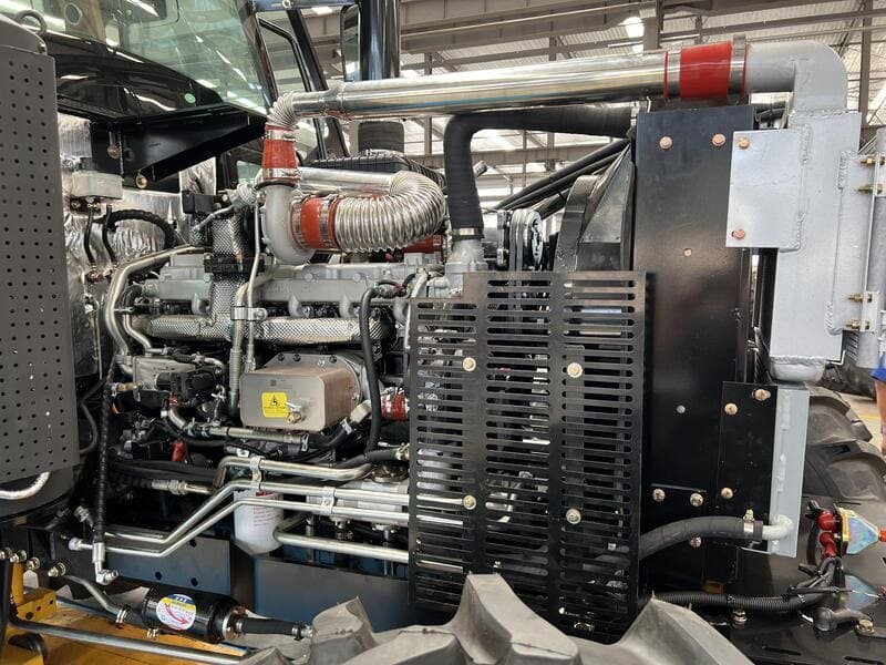 Motor diésel de tractor agrícola mostrando componentes mecánicos expuestos