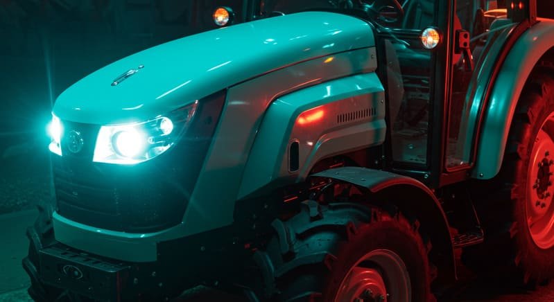 Tractor agrícola eléctrico operando en campo, libre de emisiones