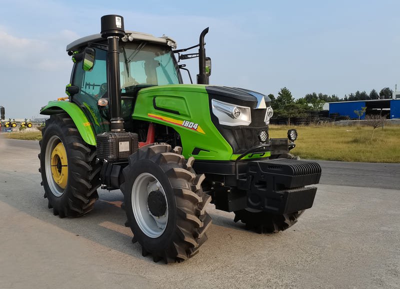 Tractor agrícola con motor diésel estacionado en campo listo para labores de cultivo