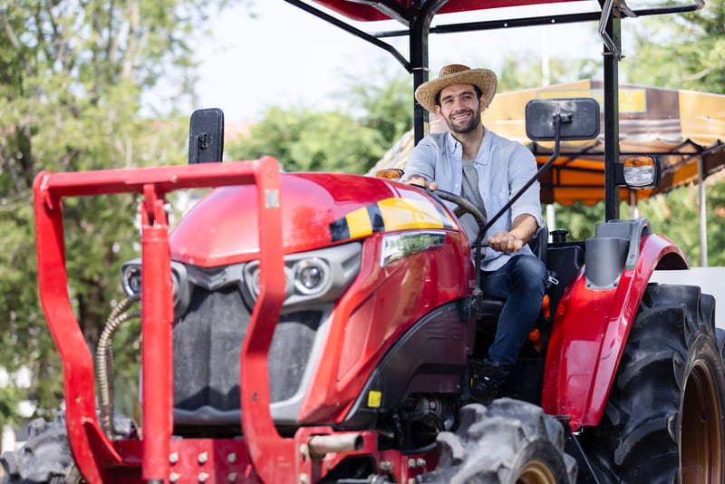 Tractor agrícola con motor a gasolina operando en campo de cultivo