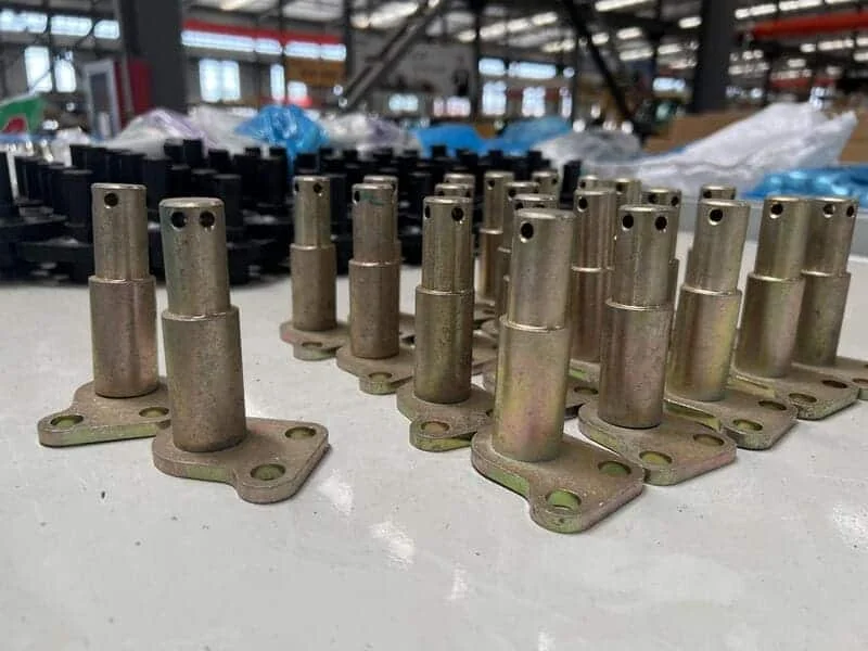 Accesorios básicos para tractores Cropilots organizados ordenadamente para exhibición o preparación de envío