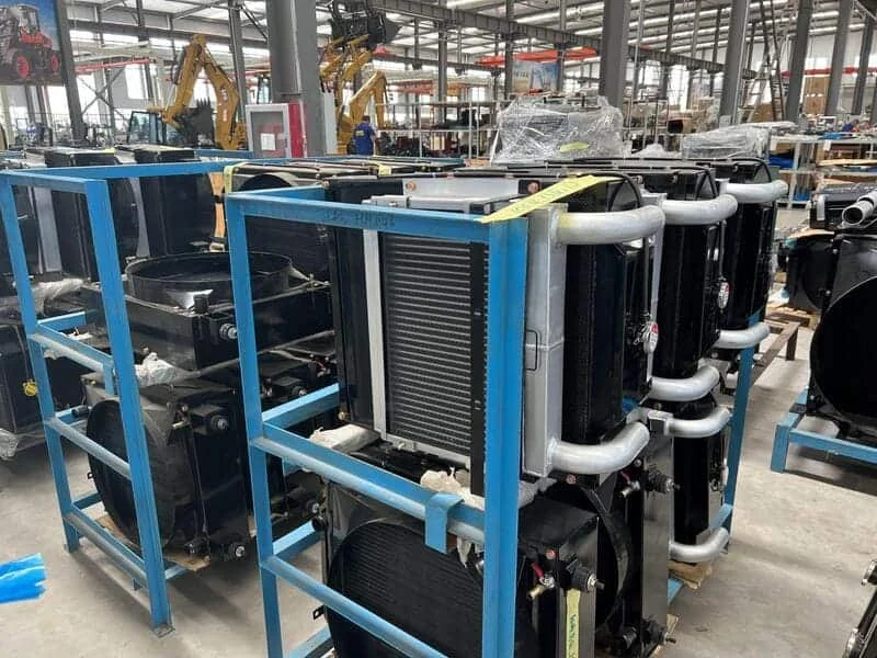 Radiadores para tractores Cropilots organizados en inventario, listos para ensamblaje o reposición