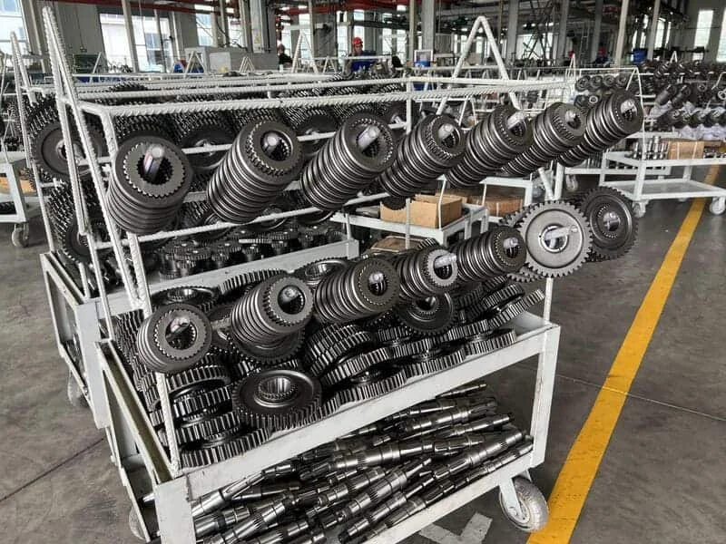 Engranajes Cropilots apilados organizadamente tras proceso de fabricación o inspección