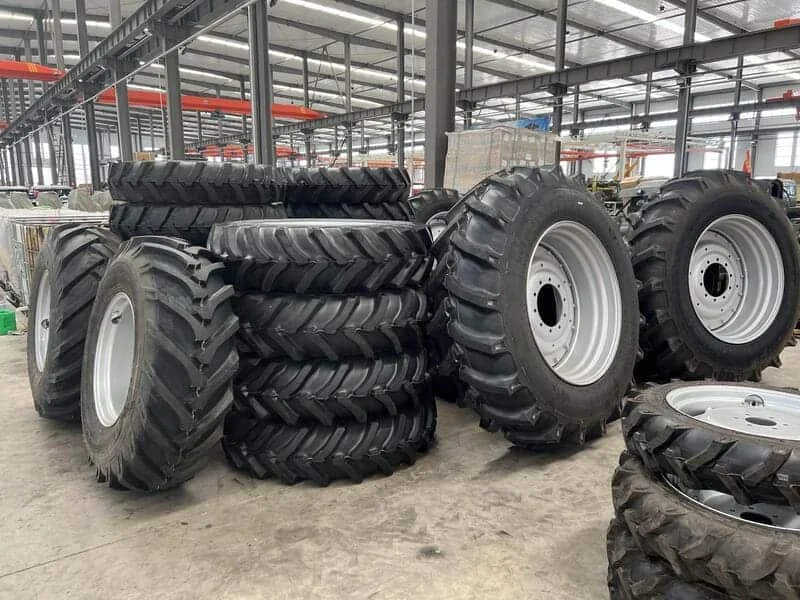 Llantas de tractor Cropilots apiladas en zona de almacenamiento listas para ensamblaje