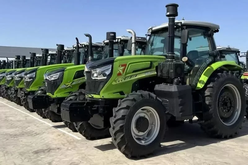 Zona de almacenamiento con tractores Cropilots de alta potencia organizados para entrega