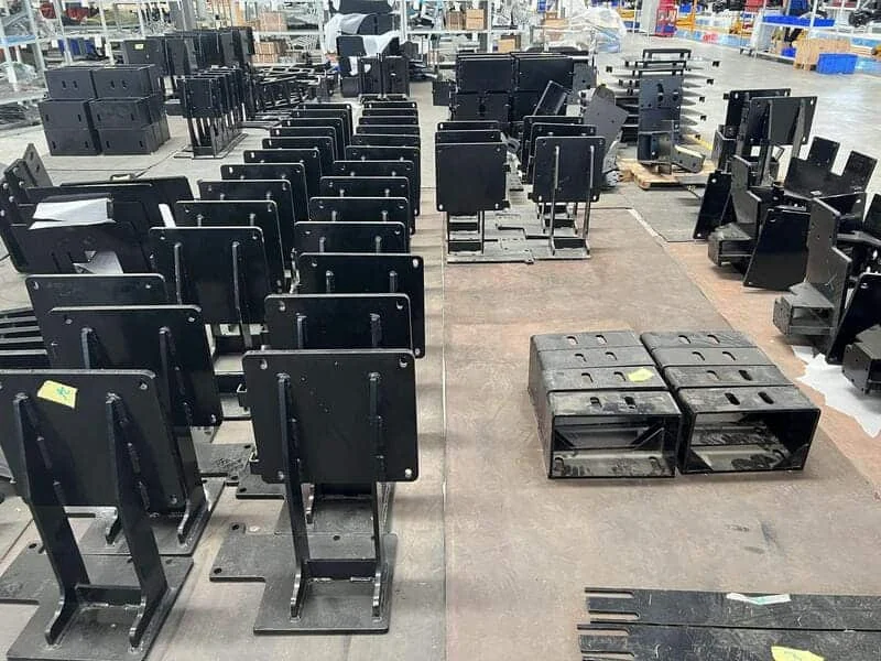 Zona de apilamiento de repuestos para tractores Cropilots organizada por tipo de componente