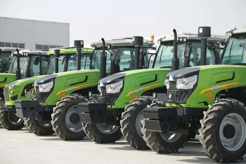Tractores Cropilots completamente ensamblados en zona de espera para su envío