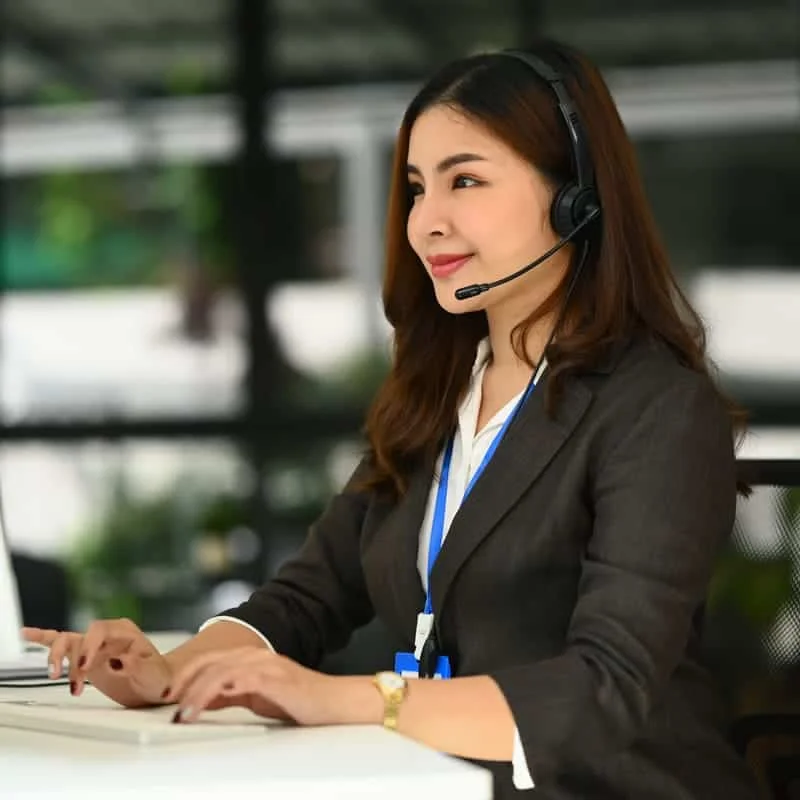 Asesor de ventas de Cropilots atendiendo clientes agrícolas con soluciones personalizadas de maquinaria
