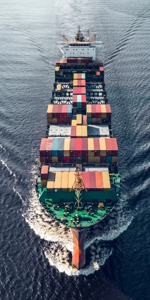 Barco portacontenedores navegando en mar abierto durante el día