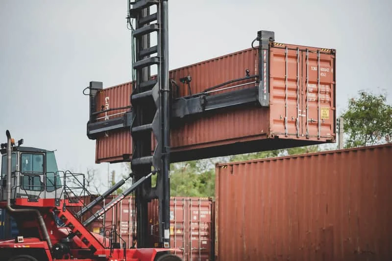 Primer plano de un contenedor de carga mostrando detalles estructurales y etiquetas logísticas