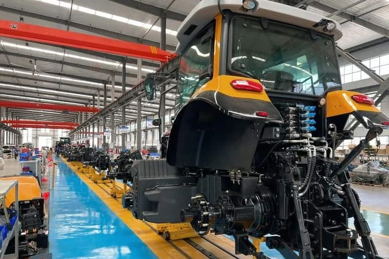 Plano detallado del ensamblaje de un tractor Cropilots, mostrando componentes mecánicos durante el montaje
