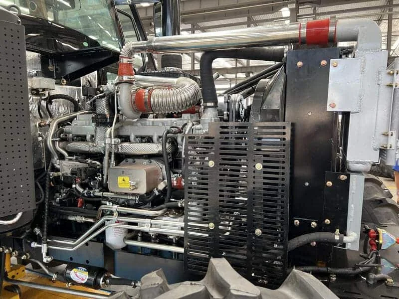 Primer plano del motor de un tractor Cropilots, mostrando detalles del bloque, componentes y sistema de inyección