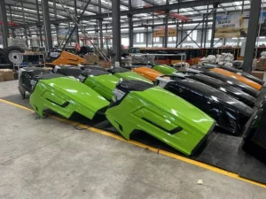 Cofre de tractor Cropilots recién pintado con acabado brillante en área de producción