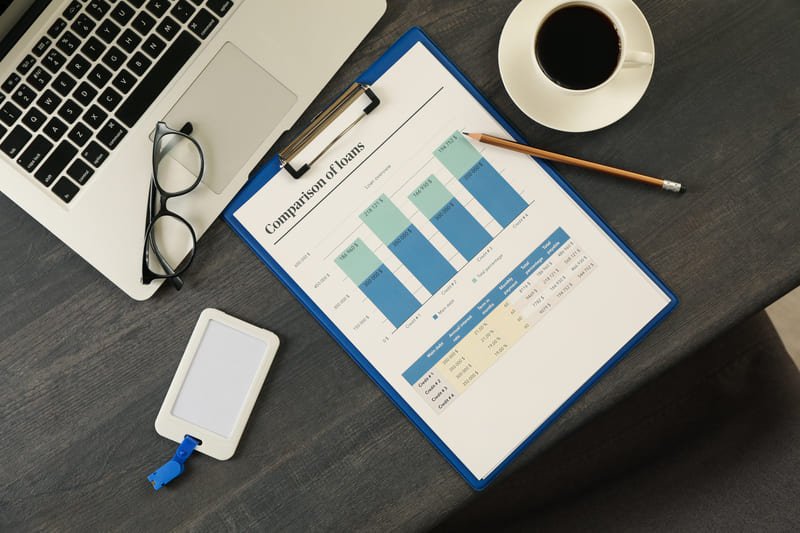 Computadora portátil sobre una mesa, lista para ser utilizada en tareas administrativas o agrícolas