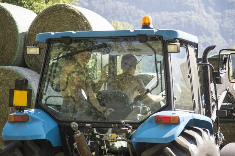 Ilustración educativa con los conceptos básicos de funcionamiento de un tractor agrícola