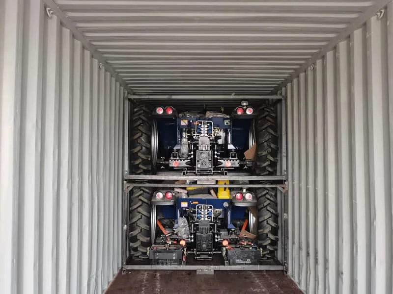 Tractor azul Cropilots en formato SKD embalado dentro de un contenedor para envío internacional