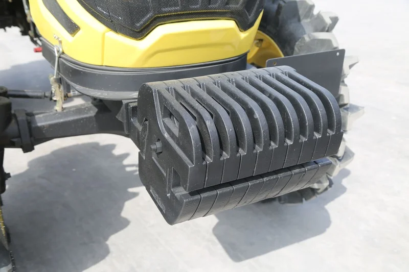 Contrapeso frontal instalado en tractor Cropilots, diseñado para equilibrar la carga y mejorar la estabilidad