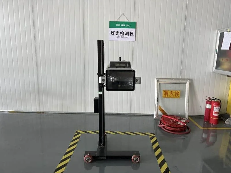 Detector de luz Cropilots, usado para verificar la intensidad y alineación del sistema de iluminación del tractor