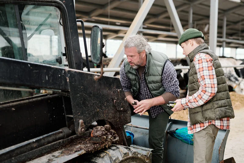 Técnico revisando tractor agrícola para identificar y solucionar fallos mecánicos