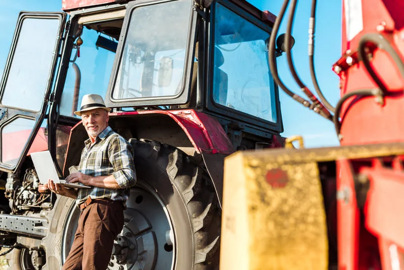 Tractor agrícola operando con eficiencia en cultivo, optimizando recursos y rendimiento