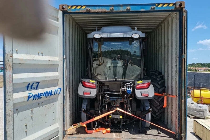 Tractor Cropilots siendo embalado cuidadosamente para envío nacional o internacional