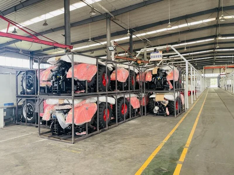 Tractor rojo Cropilots en embalaje SKD, preparado para envío en formato semiarmado