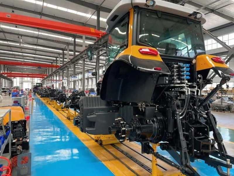 Proceso de ensamblaje de tractor Cropilots de 110 caballos de fuerza en taller de producción