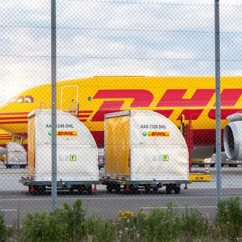 Caja con repuestos para tractor siendo enviada por DHL Express, servicio de entrega rápida internacional