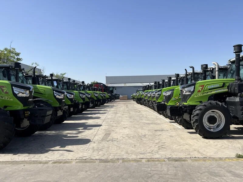 Tractores Cropilots en estación de carga listos para envío nacional o internacional