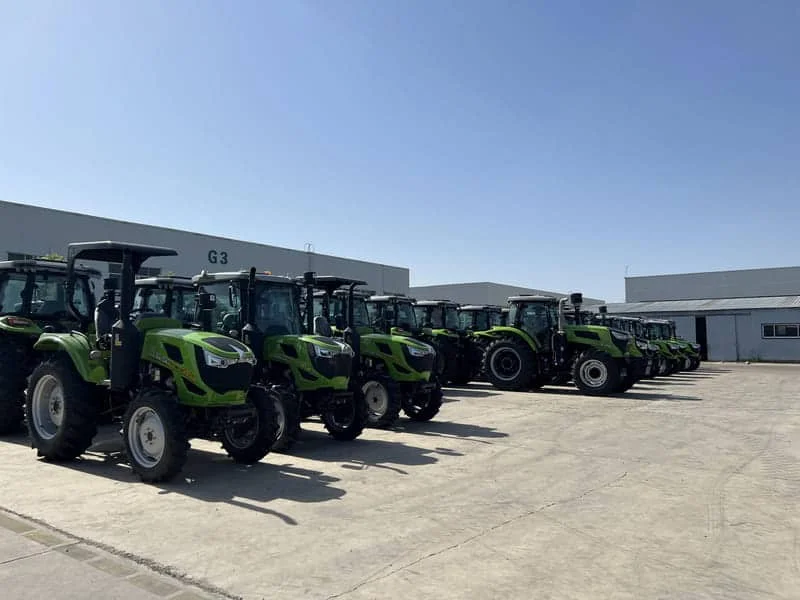 Tractor verde Cropilots en estación de envío, listo para carga y despacho logístico