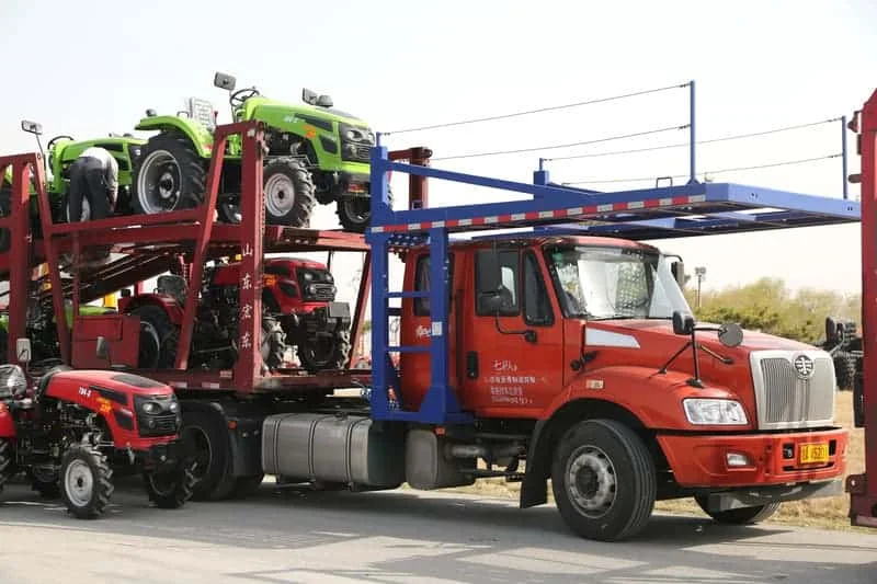 Tractor Cropilots de potencia media siendo cargado en transporte para entrega