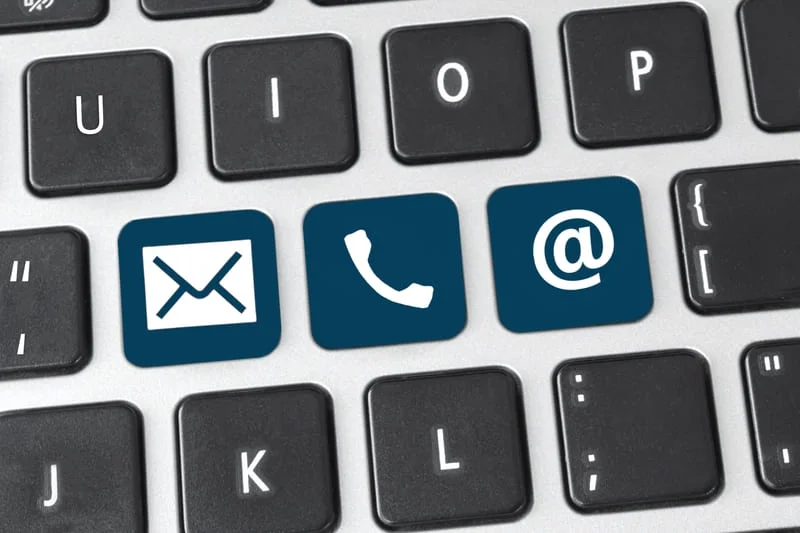 Imagen de atención al cliente de Cropilots con íconos de contacto como teléfono, correo y mensajería