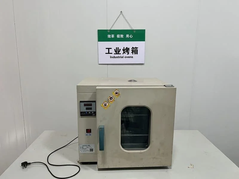 Horno industrial de Cropilots utilizado en procesos de tratamiento térmico para componentes de tractores