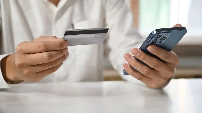 Pantalla de computadora o móvil mostrando proceso de transferencia bancaria electrónica