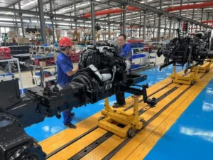 Ingenieros de Cropilots analizando el proceso de ensamblaje de tractores en planta de producción