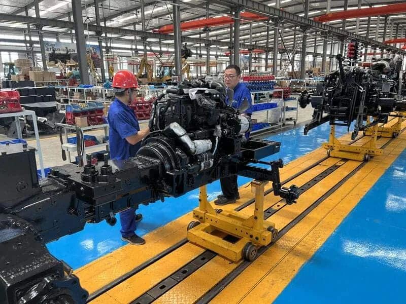 Ingenieros de Cropilots analizando el proceso de ensamblaje de tractores en planta de producción