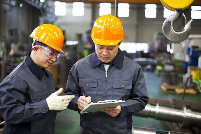 Técnico realizando inspección de calidad en tractor agrícola antes de la entrega