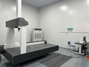 Instrumento de medición tridimensional tipo puente de Cropilots, utilizado para verificar dimensiones de piezas con alta precisión