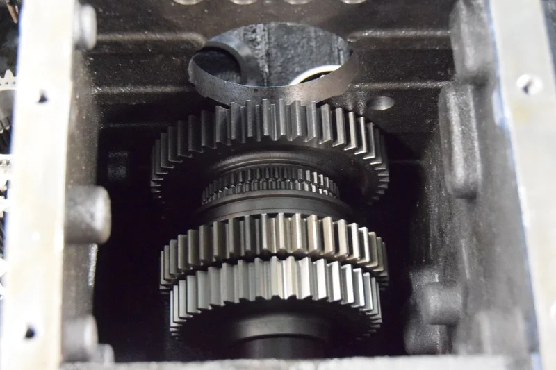 Vista interna de la caja de cambios de un tractor Cropilots mostrando engranajes y mecanismos de transmisión