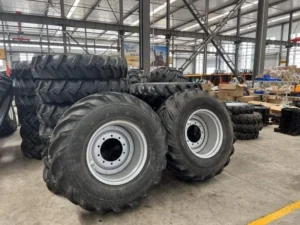 Llantas para tractores Cropilots organizadas en inventario listas para ensamblaje o reemplazo