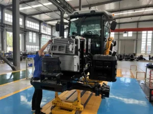 Línea de ensamblaje de tractores Cropilots de alta potencia con técnicos integrando componentes pesados