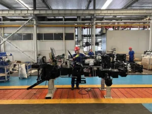 Línea de ensamblaje de tractores Cropilots con técnicos trabajando en procesos de montaje