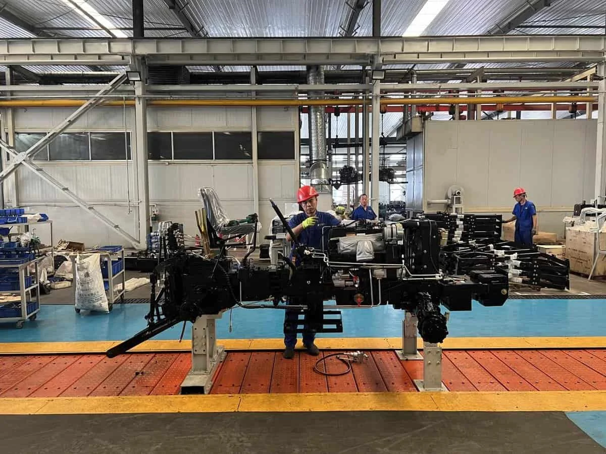 Línea de ensamblaje de tractores Cropilots con técnicos trabajando en procesos de montaje