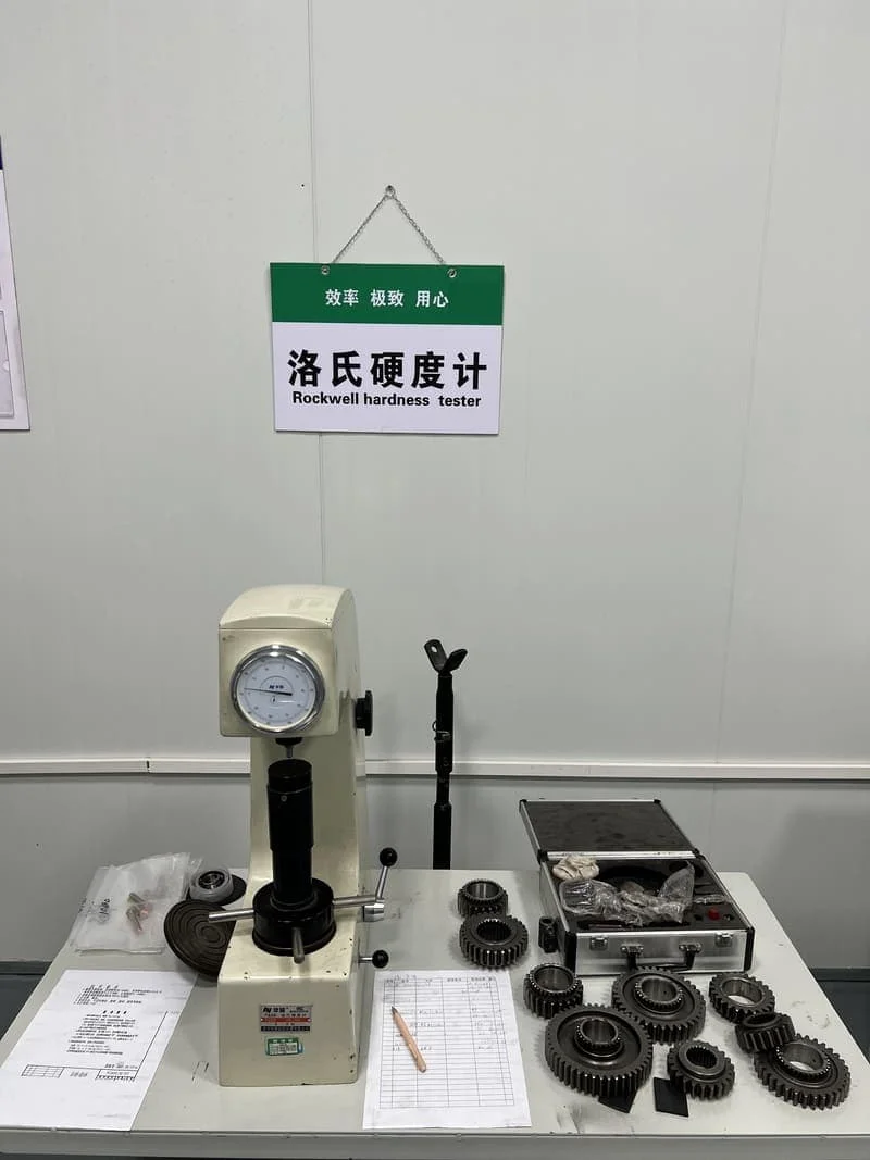 Máquina de ensayo de dureza Rockwell de Cropilots, utilizada para evaluar la resistencia de materiales metálicos