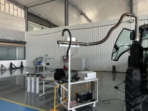 Medidor de humo Cropilots conectado al escape del tractor, analiza emisiones para verificar la combustión