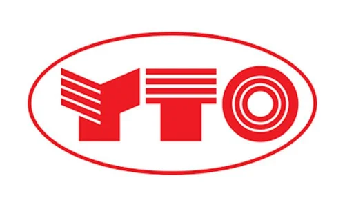 Motor agrícola de la marca YTO en vista lateral sobre plataforma de exhibición