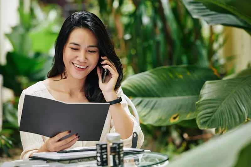 Mujer hablando por teléfono, en contexto de atención al cliente o comunicación empresarial