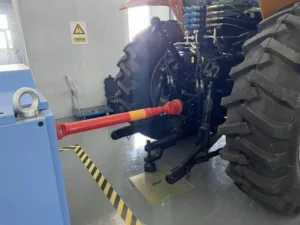 Prueba de velocidad de la toma de fuerza (PTO) Cropilots en tractor agrícola, con equipo de medición conectado
