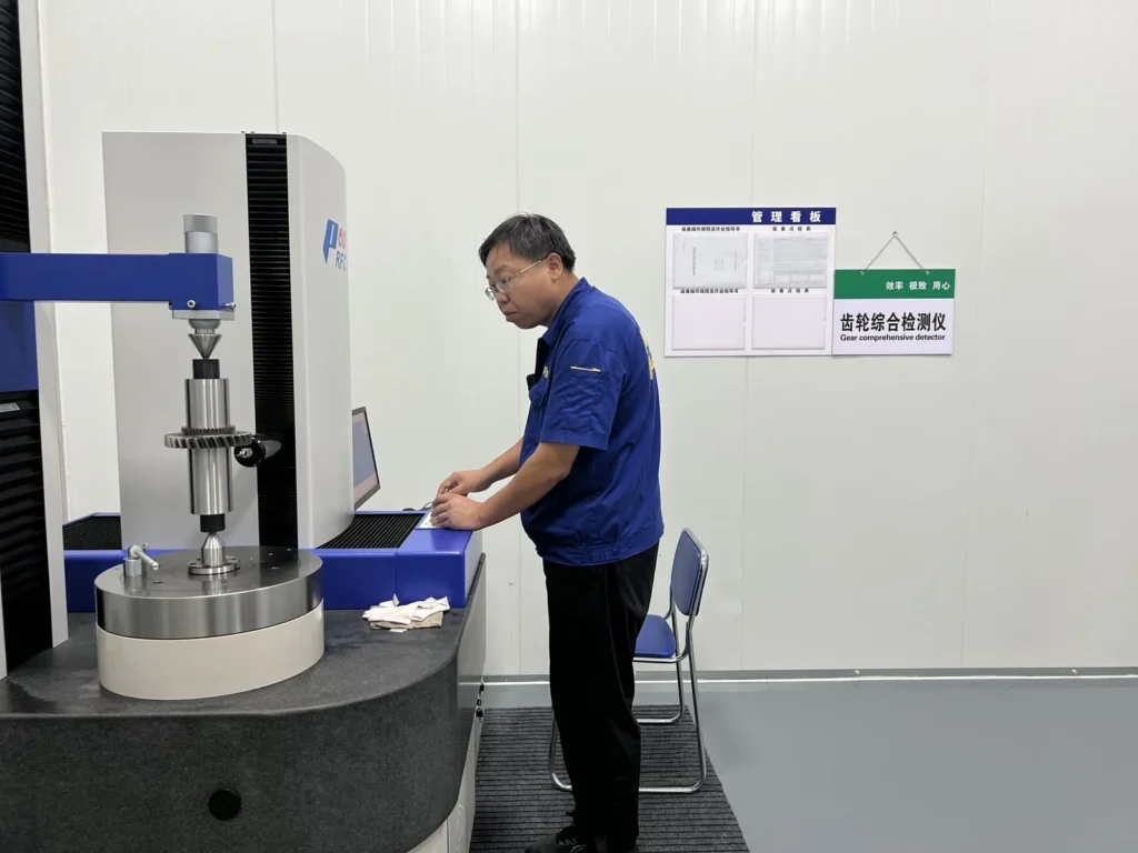 Prueba de engranajes de tractor en banco de ensayo con monitoreo de desempeño mecánico