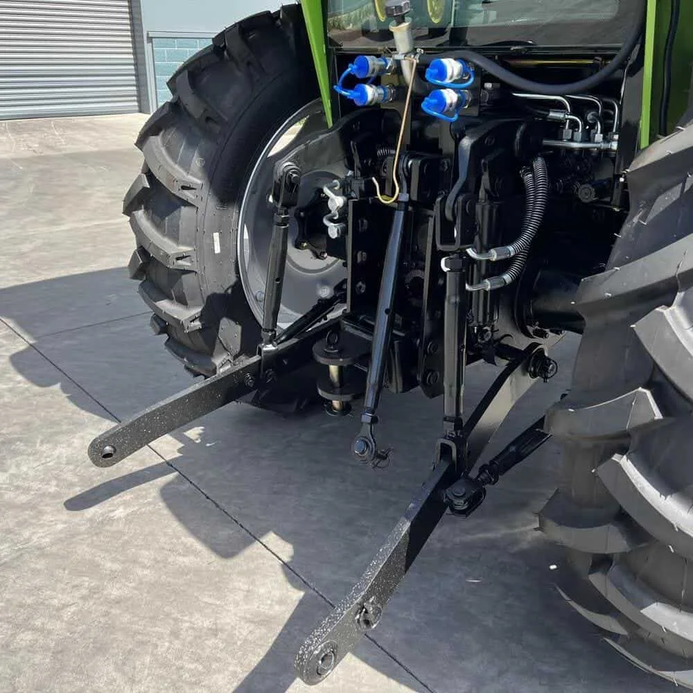 Sistema de suspensión trasera de tres puntos en tractor agrícola con enganches visibles